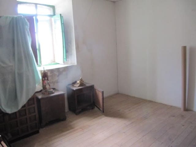 4 bedroom Villa for sale in Valle de Valdelucio - € 28,000 (Ref: 4852542)