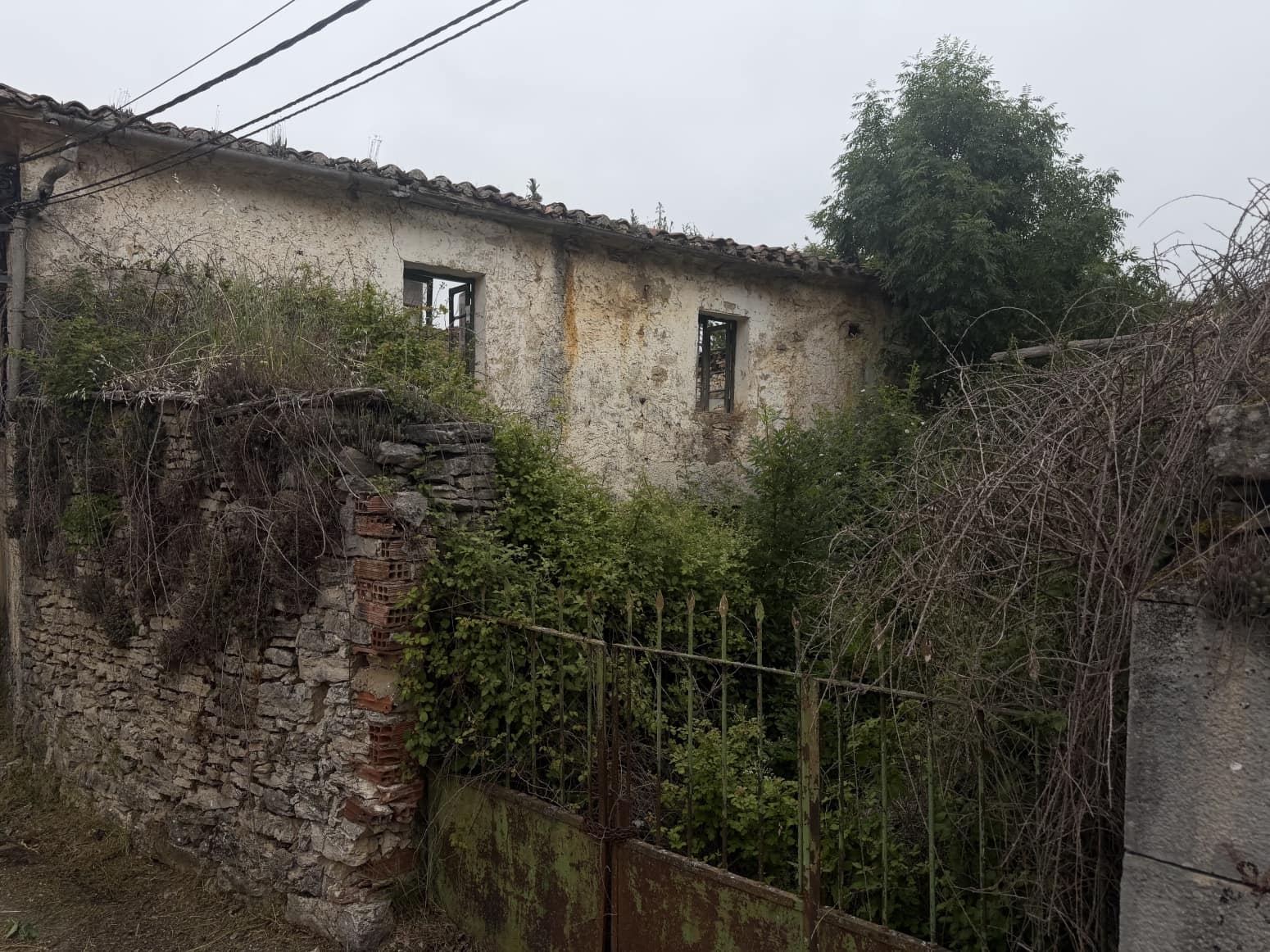 Villa for sale in Valle de Valdelucio - € 9,000 (Ref: 4852559)