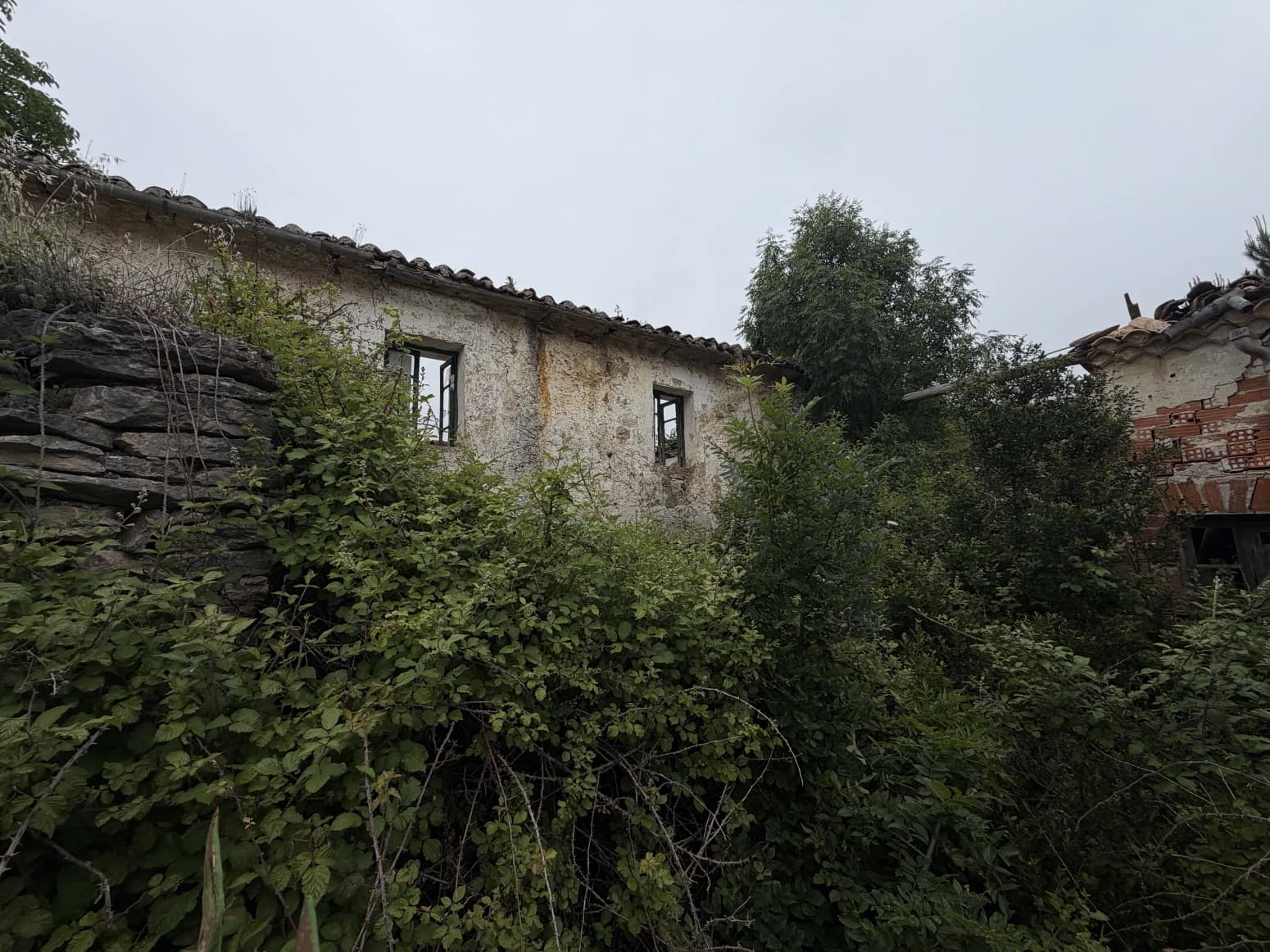 Villa for sale in Valle de Valdelucio - € 9,000 (Ref: 4852559)
