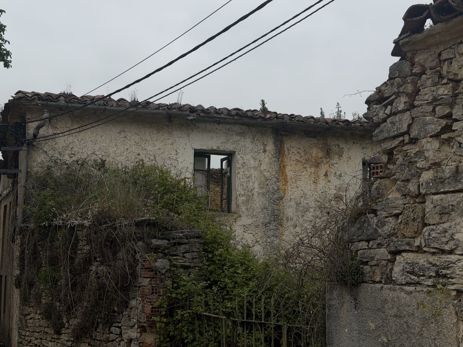 Villa for sale in Valle de Valdelucio - € 9,000 (Ref: 4852559)