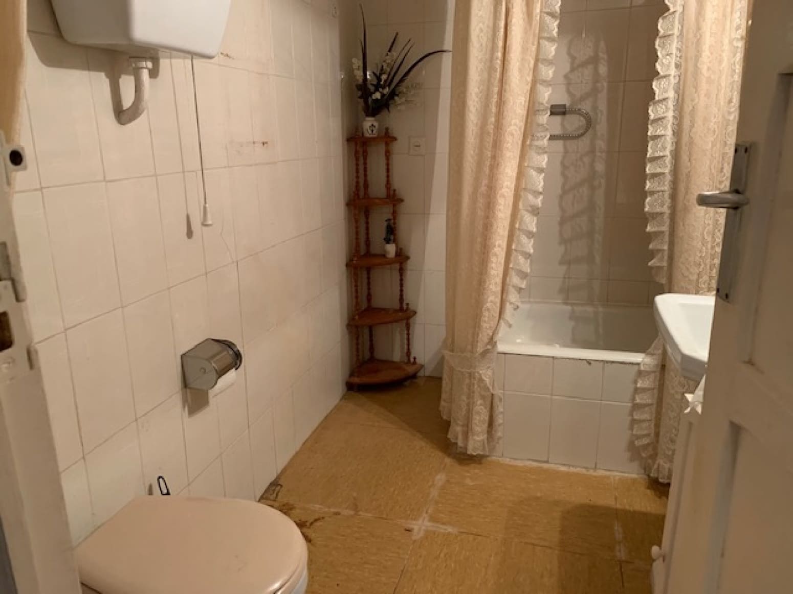 4 bedroom Villa for sale in Salinas de Pisuerga with garage - € 110,000 (Ref: 5808121)