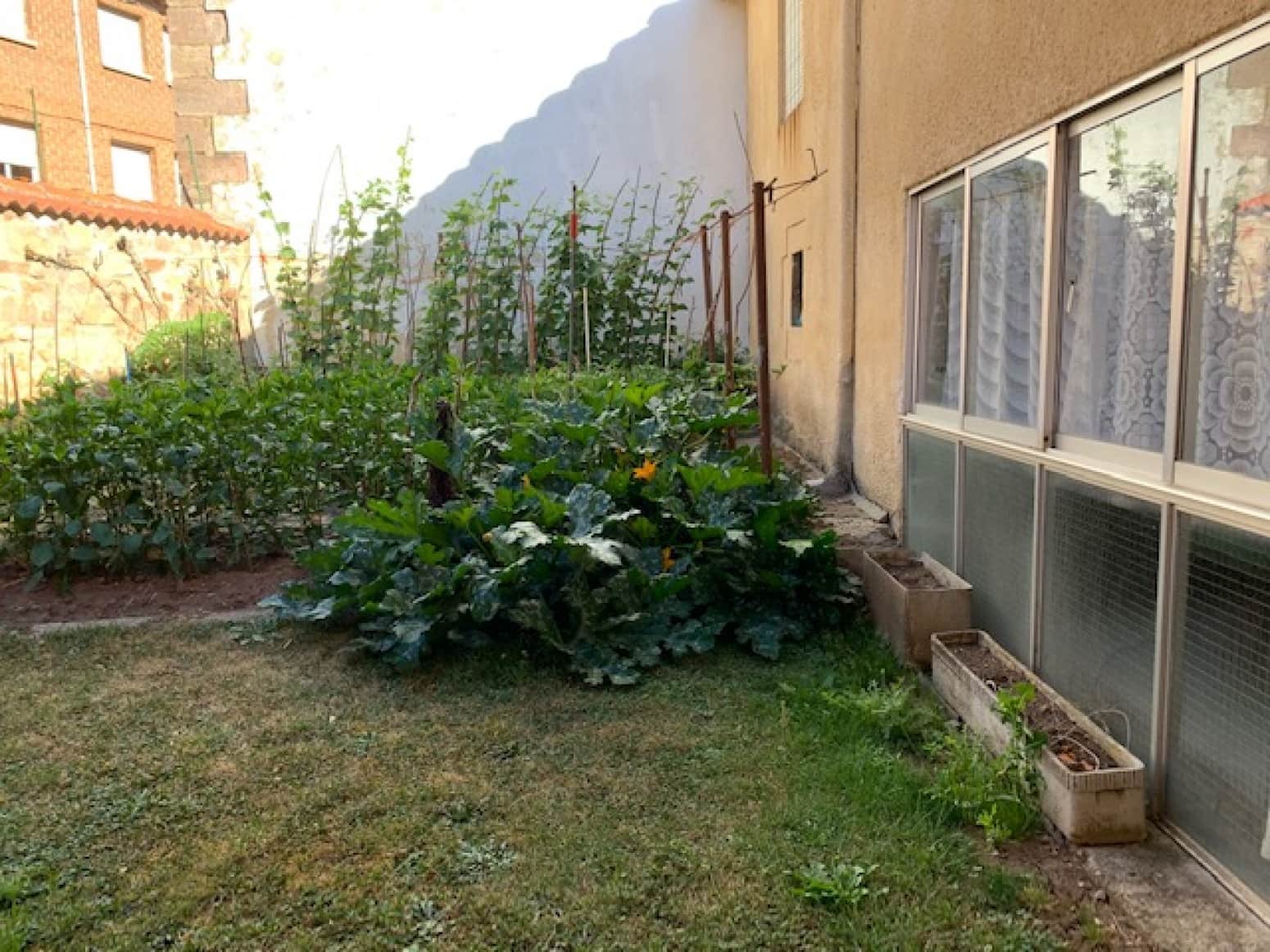 4 bedroom Villa for sale in Salinas de Pisuerga with garage - € 110,000 (Ref: 5808121)