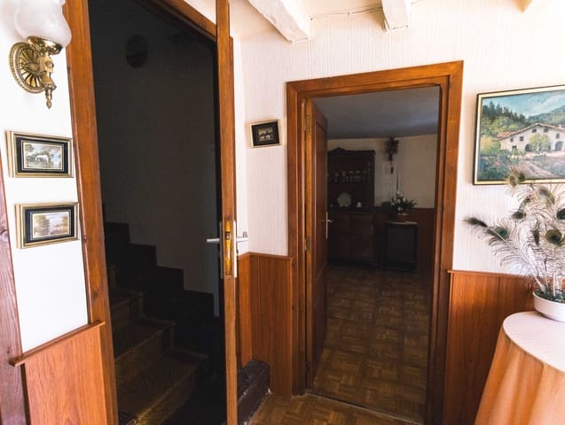 4 bedroom Villa for sale in Salinas de Pisuerga with garage - € 110,000 (Ref: 5808121)