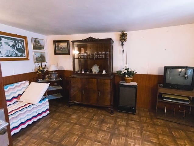 4 bedroom Villa for sale in Salinas de Pisuerga with garage - € 110,000 (Ref: 5808121)