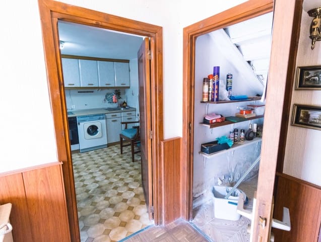 4 bedroom Villa for sale in Salinas de Pisuerga with garage - € 110,000 (Ref: 5808121)