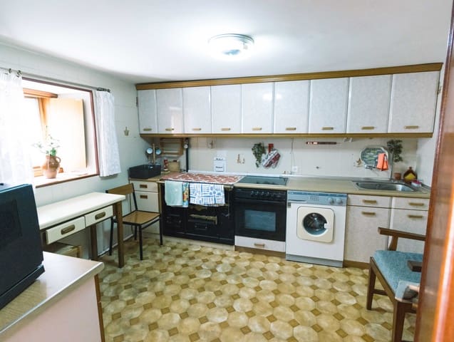 4 bedroom Villa for sale in Salinas de Pisuerga with garage - € 110,000 (Ref: 5808121)