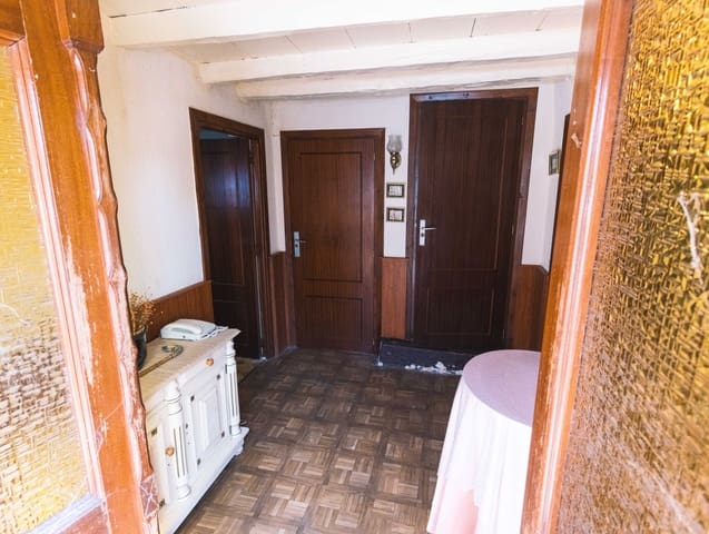 4 bedroom Villa for sale in Salinas de Pisuerga with garage - € 110,000 (Ref: 5808121)