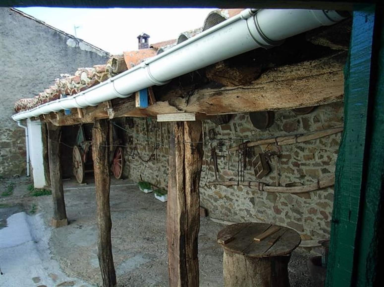 5 bedroom Villa for sale in Cervera de Pisuerga - € 72,000 (Ref: 6701427)