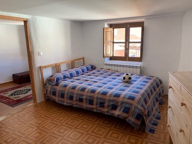 4 makuuhuone Huvila myytävänä paikassa Prádanos de Ojeda mukana 
autotalli - 96 000 € (Ref: 7431812)