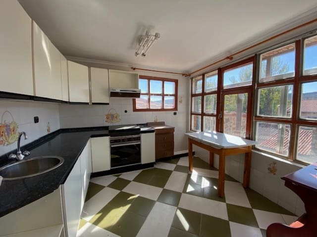 3 soveværelse Villa til salg i Aguilar de Campoo med garage - € 70.000 (Ref: 7865336)