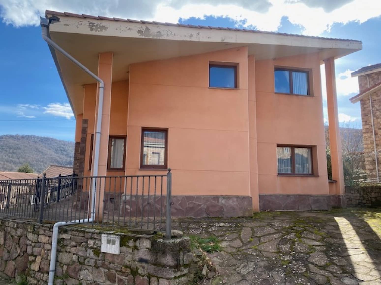 5 bedroom Villa for sale in Branosera with garage - € 220,000 (Ref: 8176607)