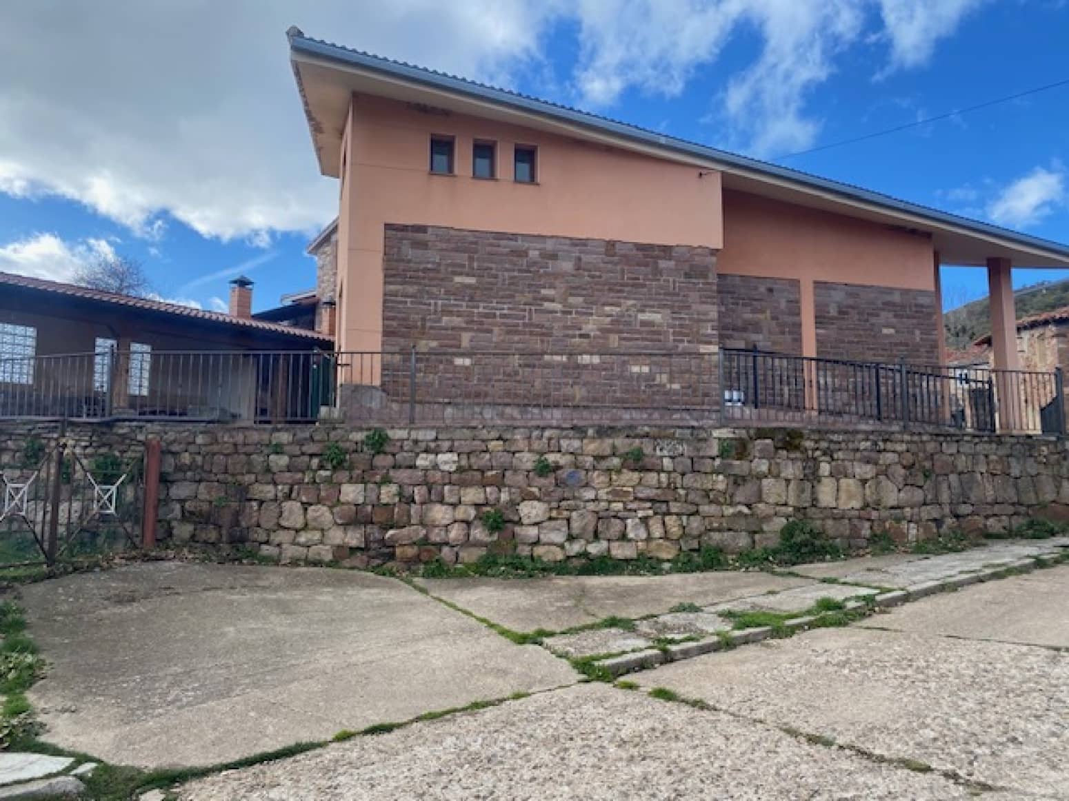 5 bedroom Villa for sale in Branosera with garage - € 220,000 (Ref: 8176607)