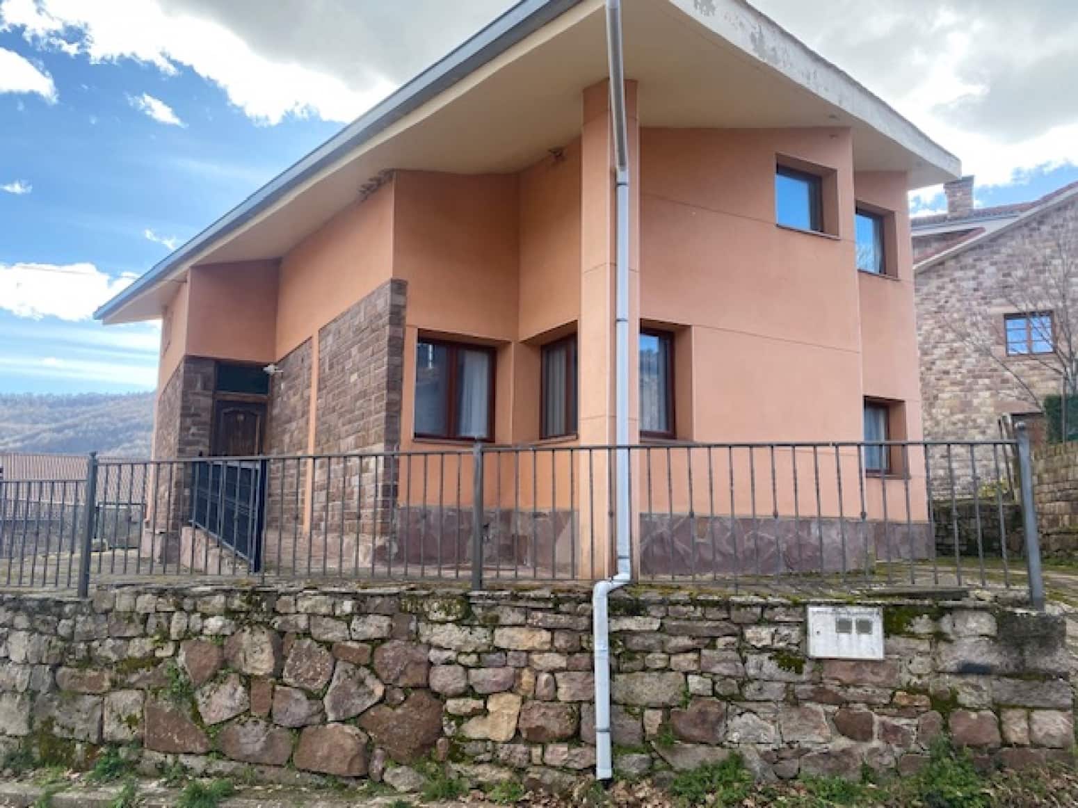 5 bedroom Villa for sale in Branosera with garage - € 220,000 (Ref: 8176607)