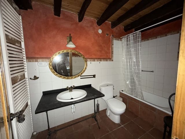 8 slaapkamer Villa te koop in Aguilar de Campoo met garage - € 220.000 (Ref: 8552558)