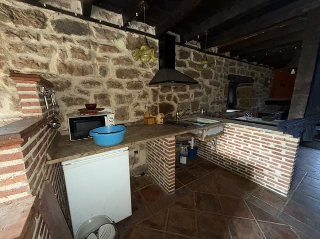 8 slaapkamer Villa te koop in Aguilar de Campoo met garage - € 220.000 (Ref: 8552558)
