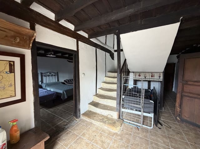 8 slaapkamer Villa te koop in Aguilar de Campoo met garage - € 220.000 (Ref: 8552558)