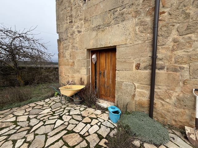 8 slaapkamer Villa te koop in Aguilar de Campoo met garage - € 220.000 (Ref: 8552558)