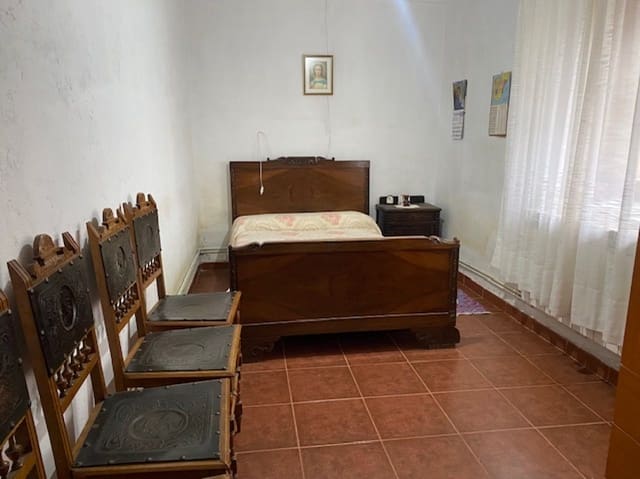 6 bedroom Villa for sale in Castrillo de Riopisuerga - € 60,000 (Ref: 8702722)