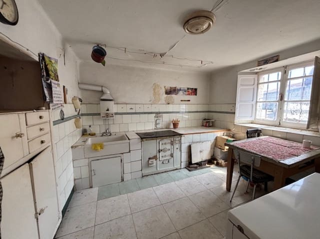 4 soveværelse Villa til salg i Cervera de Pisuerga med garage - € 80.000 (Ref: 9108510)