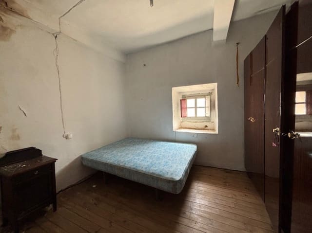 4 soveværelse Villa til salg i Cervera de Pisuerga med garage - € 80.000 (Ref: 9108510)