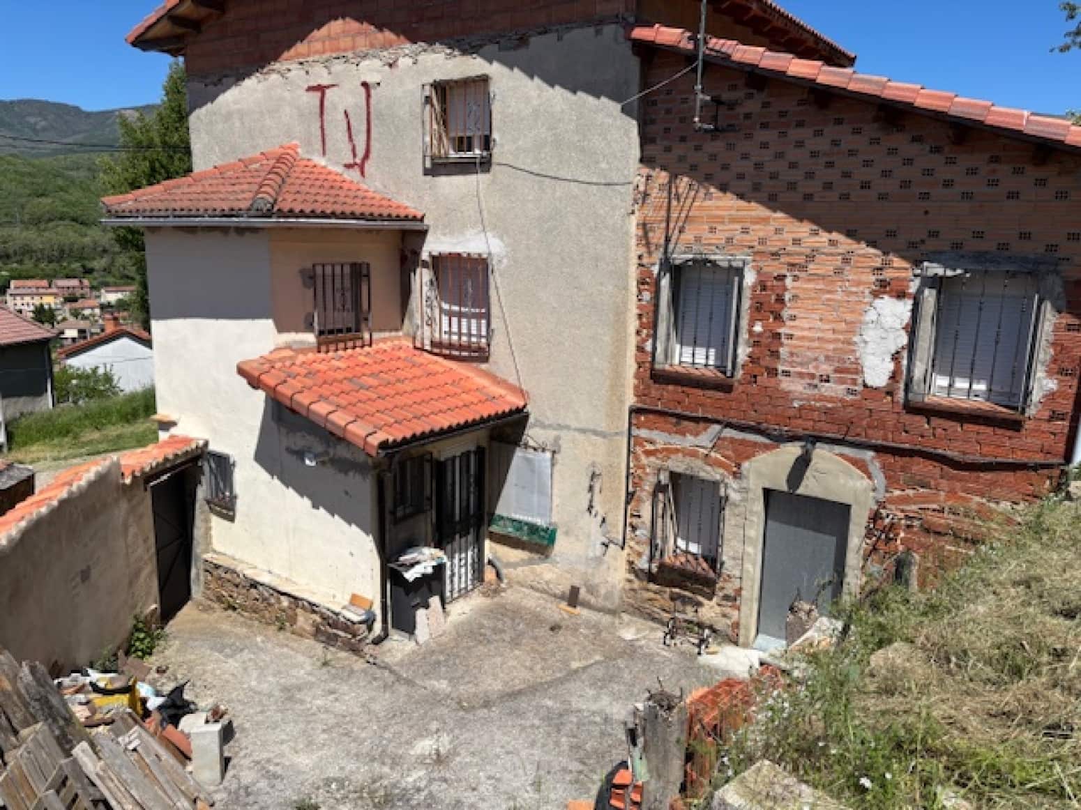 4 soveværelse Villa til salg i Barruelo de Santullan med garage - € 85.000 (Ref: 9142682)