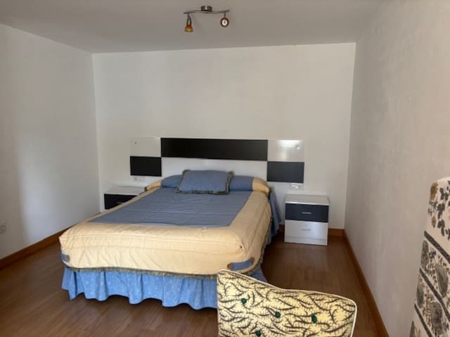 5 bedroom Villa for sale in Valle de Valdelucio with garage - € 80,000 (Ref: 9199241)