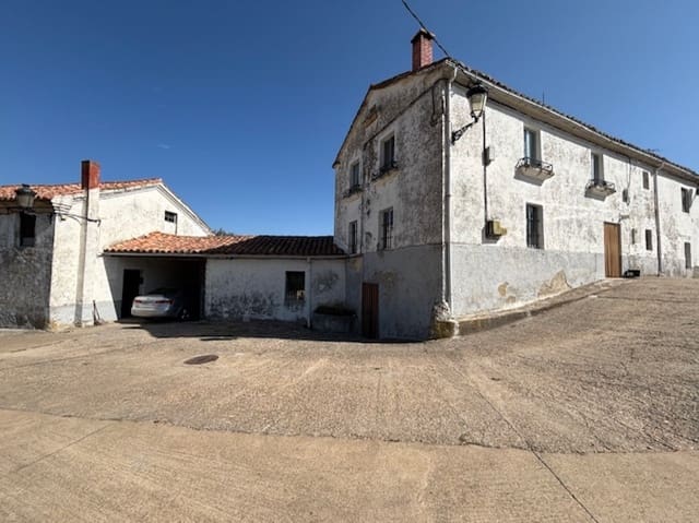 5 bedroom Villa for sale in Valle de Valdelucio with garage - € 80,000 (Ref: 9199241)