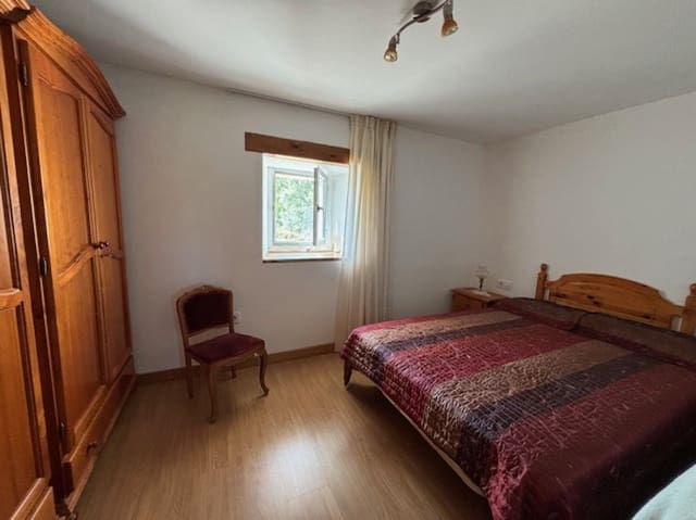 5 bedroom Villa for sale in Valle de Valdelucio with garage - € 80,000 (Ref: 9199241)