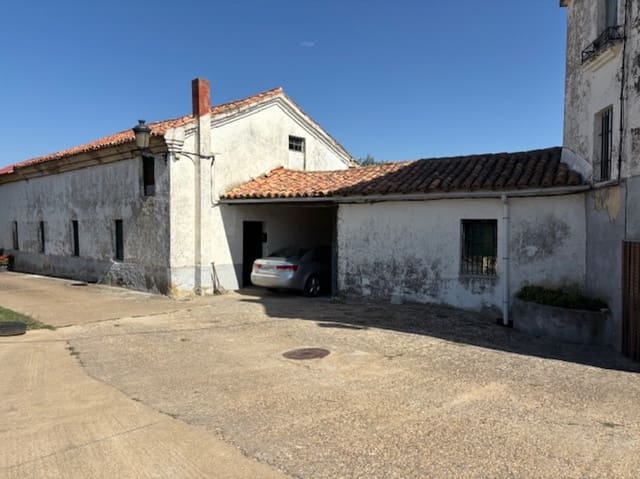 5 bedroom Villa for sale in Valle de Valdelucio with garage - € 80,000 (Ref: 9199241)