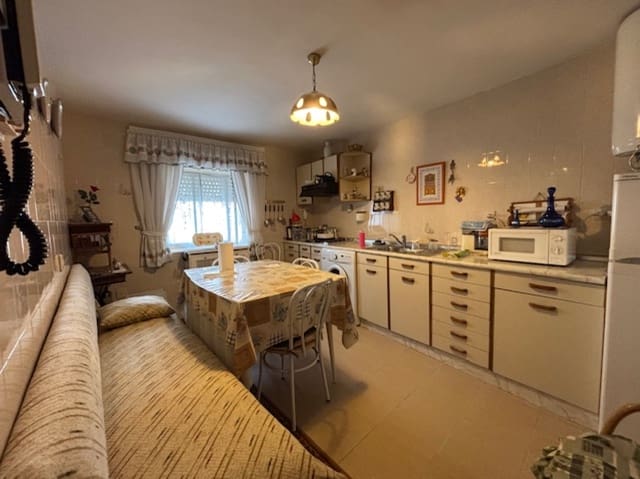 5 soveværelse Villa til salg i Alar del Rey med garage - € 65.000 (Ref: 9199242)