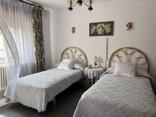 5 soveværelse Villa til salg i Alar del Rey med garage - € 65.000 (Ref: 9199242)