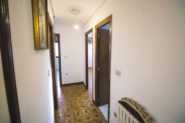 4 bedroom Flat for sale in Aguilar de Campoo with garage - € 134,000 (Ref: 9232436)