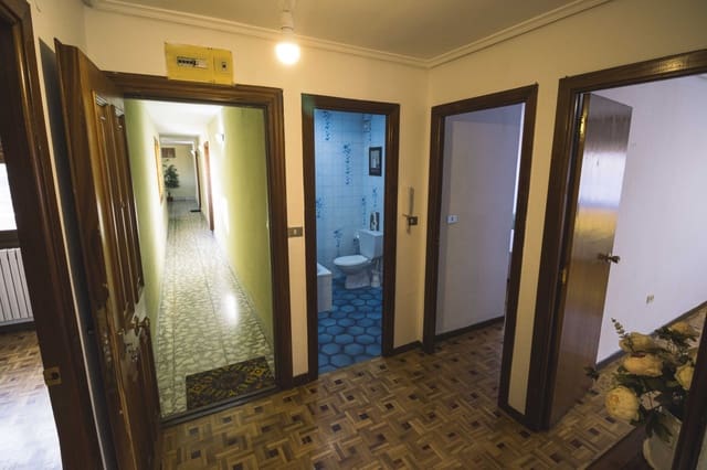 4 bedroom Flat for sale in Aguilar de Campoo with garage - € 134,000 (Ref: 9232436)