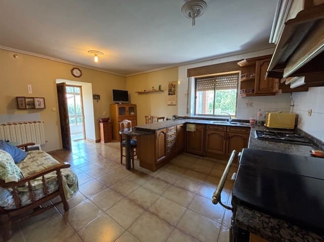 4 soveværelse Villa til salg i Aguilar de Campoo med garage - € 165.000 (Ref: 9246446)