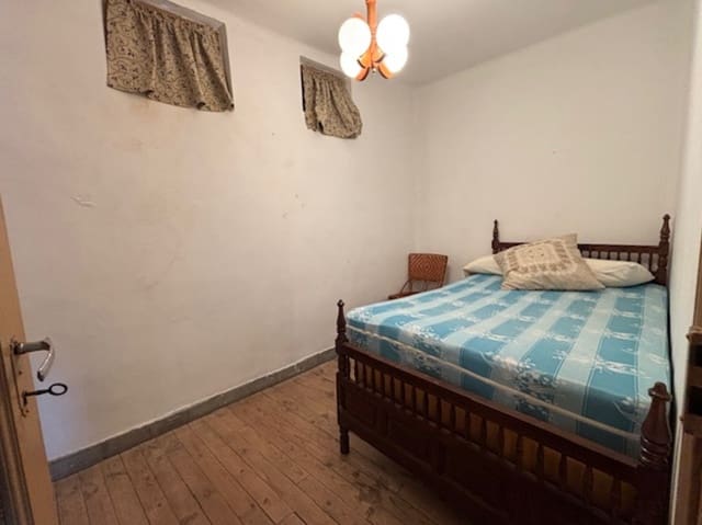 Chalet de 4 habitaciones en San Cebrián de Mudá en venta - 110.000 € (Ref: 9248026)