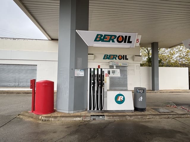 Business for sale in Valle de Valdelucio - € 70,000 (Ref: 9378826)