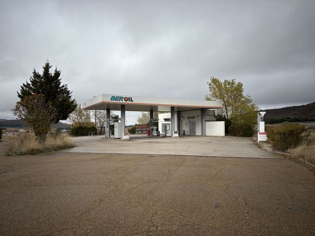 Business for sale in Valle de Valdelucio - € 70,000 (Ref: 9378826)