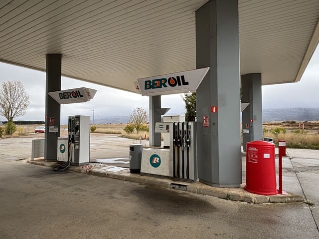 Business for sale in Valle de Valdelucio - € 70,000 (Ref: 9378826)