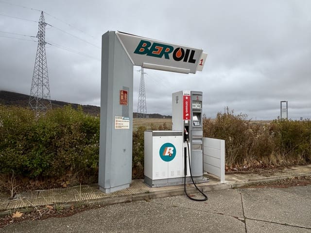 Business for sale in Valle de Valdelucio - € 70,000 (Ref: 9378826)