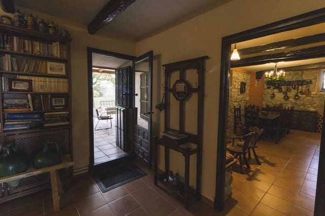 6 bedroom Villa for sale in Reinoso de Cerrato with garage - € 480,000 (Ref: 9407961)