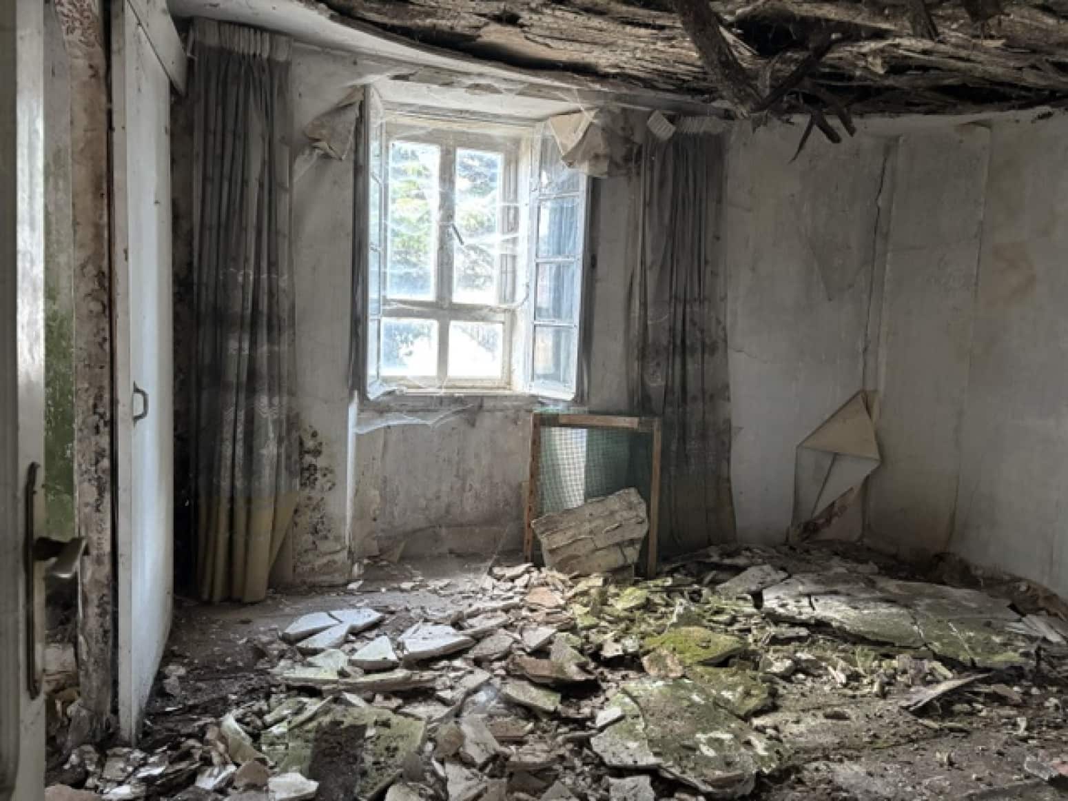 4 bedroom Villa for sale in Campoo de Enmedio with garage - € 53,000 (Ref: 9424342)