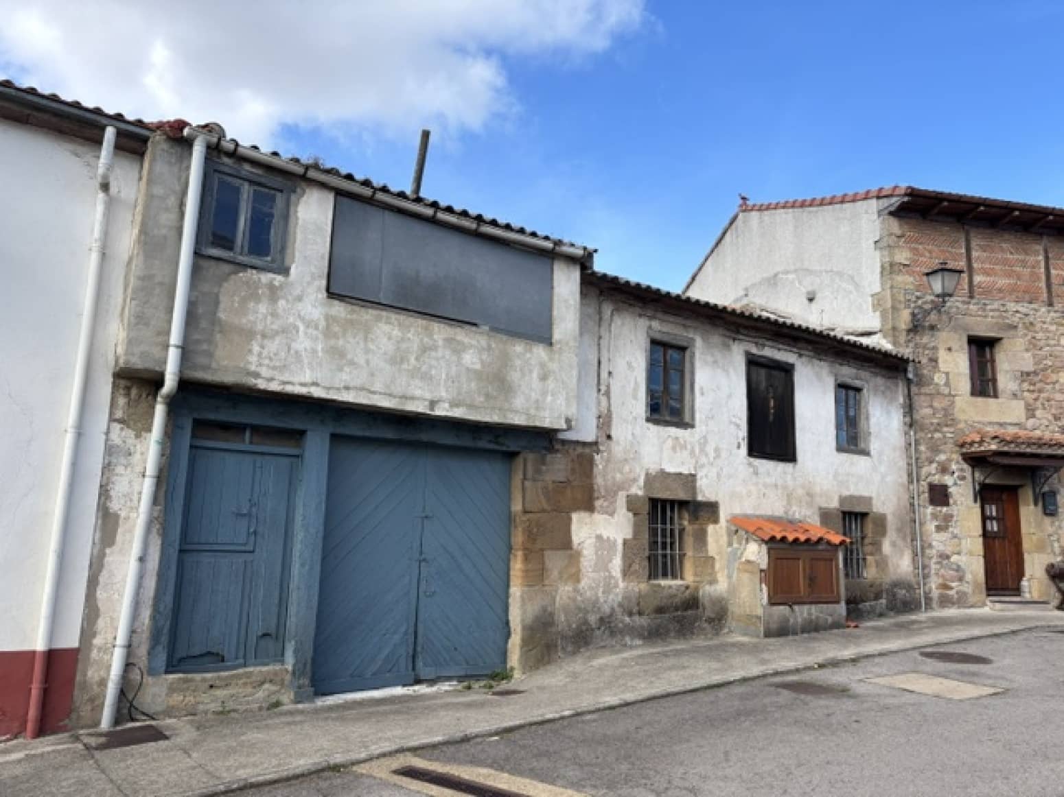 4 bedroom Villa for sale in Campoo de Enmedio with garage - € 53,000 (Ref: 9424342)