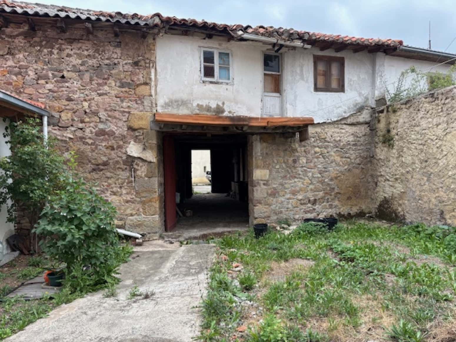 4 bedroom Villa for sale in Campoo de Enmedio with garage - € 53,000 (Ref: 9424342)