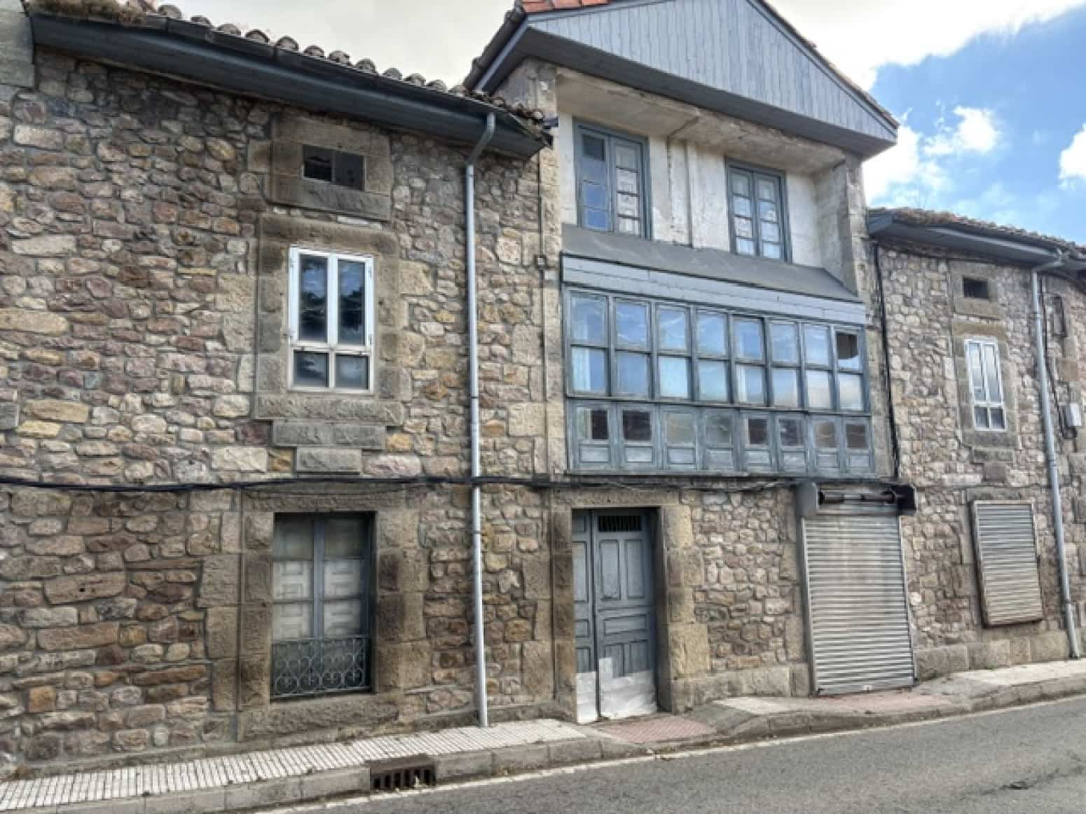 4 bedroom Villa for sale in Campoo de Enmedio with garage - € 53,000 (Ref: 9424342)