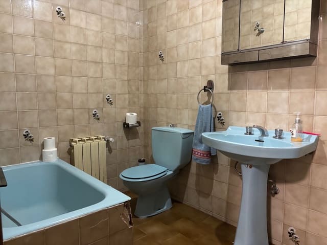 Chalet de 4 habitaciones en Herrera de Pisuerga en venta - 135.000 € (Ref: 9453160)