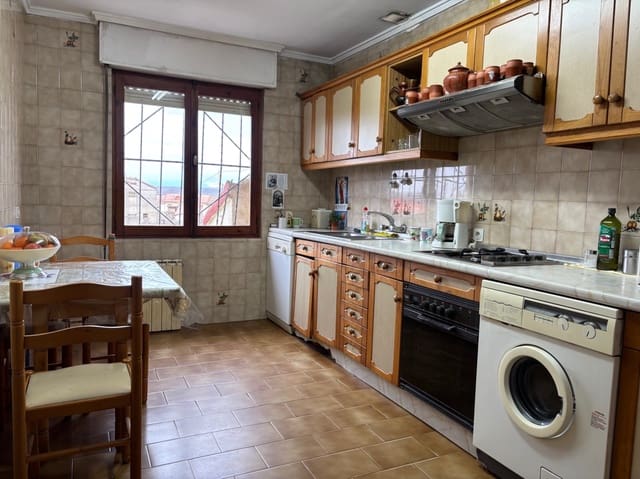 Chalet de 4 habitaciones en Herrera de Pisuerga en venta - 135.000 € (Ref: 9453160)