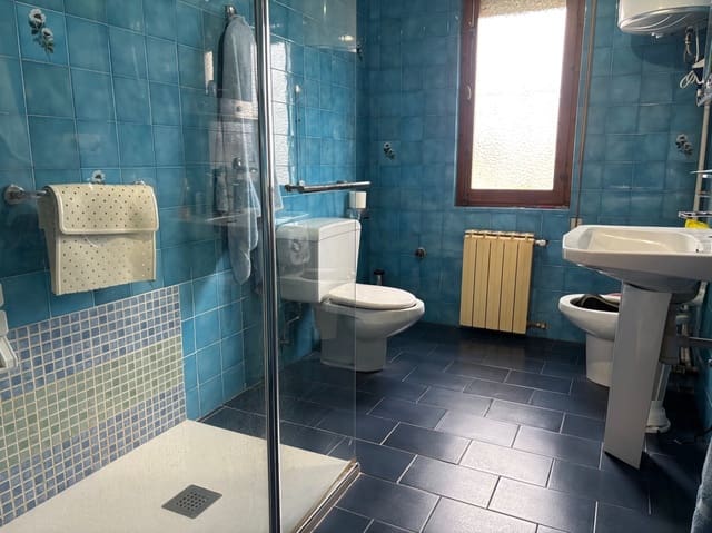 Chalet de 4 habitaciones en Herrera de Pisuerga en venta - 135.000 € (Ref: 9453160)