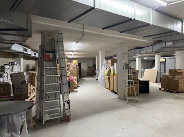 Kaupallinen myytävänä paikassa Aguilar de Campoo mukana 
autotalli - 950 000 € (Ref: 9483833)