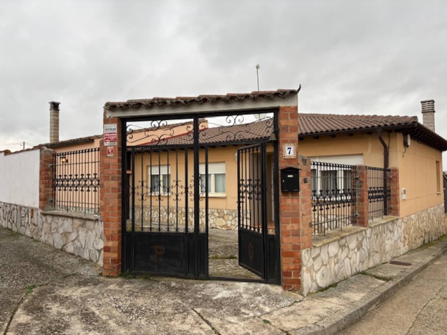 2 makuuhuone Huvila myytävänä paikassa Herrera de Pisuerga mukana 
autotalli - 108 000 € (Ref: 9512023)