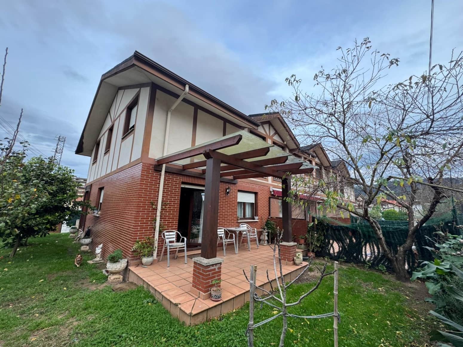 3 bedroom Villa for sale in Los Corrales de Buelna with garage - € 300,000 (Ref: 9536712)